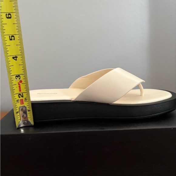 PrettyLittleThing Dorenea Chunky Platform Flip Flop Sandals Cream Size 8 New - Picture 9 of 11